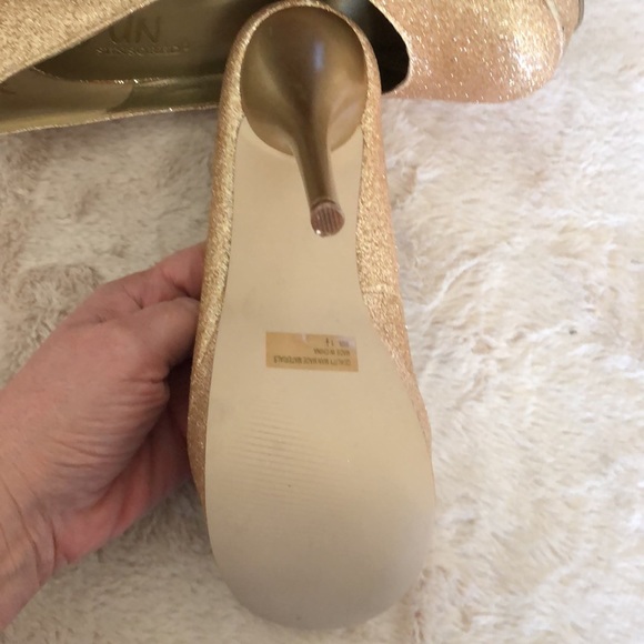 NWT Unsensored Women’s Gold Glitter Heels, Sz 7.5 - Picture 4 of 7